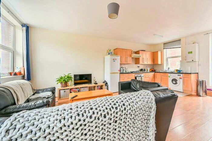 2 Bedroom Flat To Rent In Yukon Road, Clapham South, London, SW12