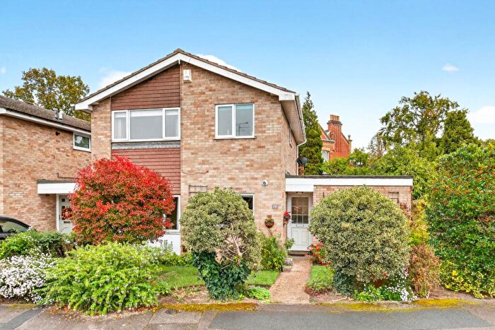 3 Bedroom Link Detached House For Sale In Holmewood Close, Wokingham, RG41