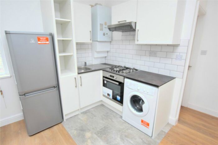 1 Bedroom Flat To Rent In Holmesdale Road, London, SE25