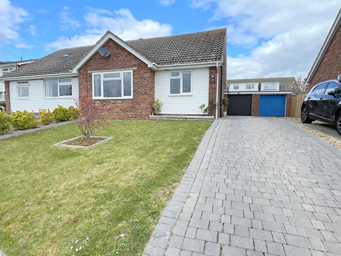 3 Bedroom Bungalow For Sale In Park Drive, Brightlingsea, CO7