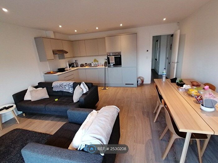 2 Bedroom Flat To Rent In Quadrant Court, London, N18