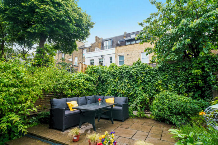 2 Bedroom Flat To Rent In Bennerley Road, Battersea, London, SW11