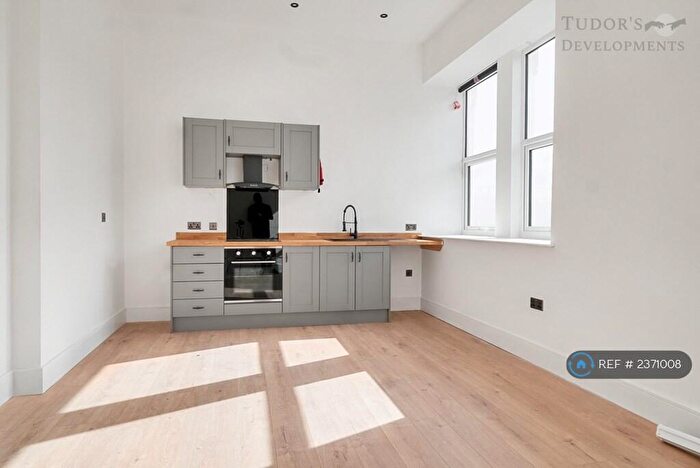 2 Bedroom Flat To Rent In Tudor House, Brighouse, HD6