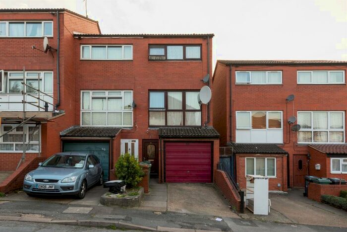 3 Bedroom Town House To Rent In Stow Crescent, Walthamstow, E17