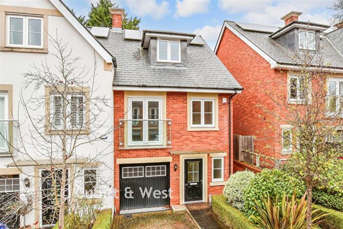 3 Bedroom Town House For Sale In Greyford Close, Leatherhead, Surrey, KT22