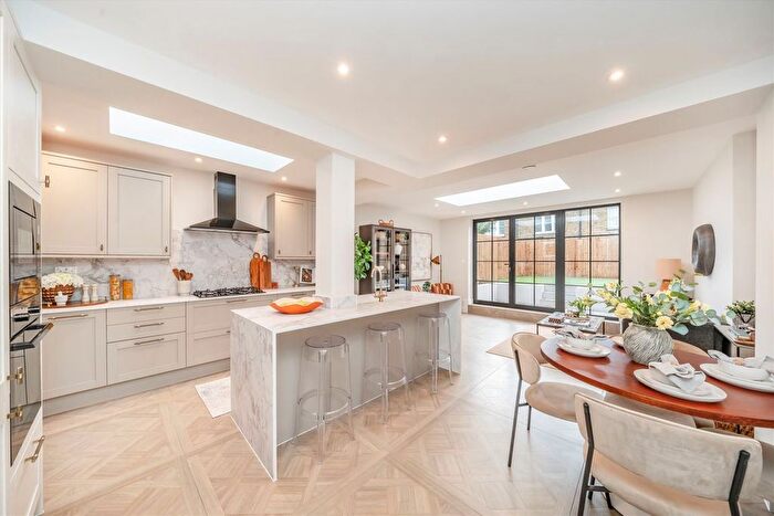 2 Bedroom Flat For Sale In Lucien Road, Tooting Bec, SW17