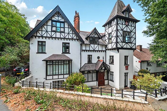 2 Bedroom Flat For Sale In Summer Hill, Chislehurst, BR7