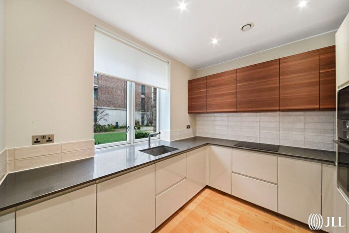 4 Bedroom Terraced House To Rent In Botanical Mews, Sugar House Island, E15