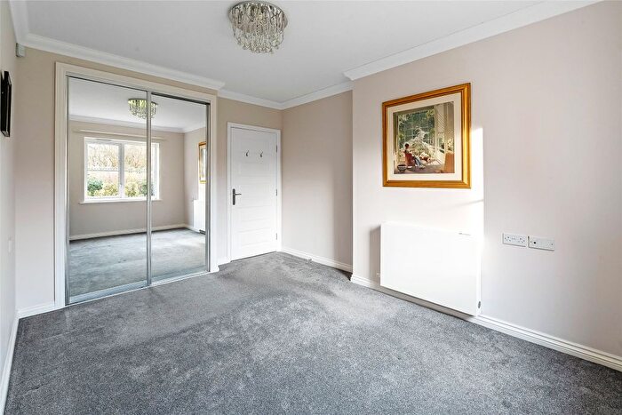 1 Bedroom Flat For Sale In Kingston Avenue, Leatherhead, Surrey, KT22