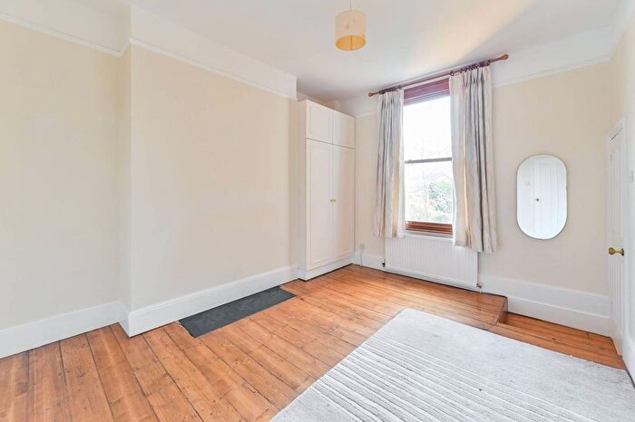 1 Bedroom Flat For Sale In Burnley Road, Stockwell, London, SW9