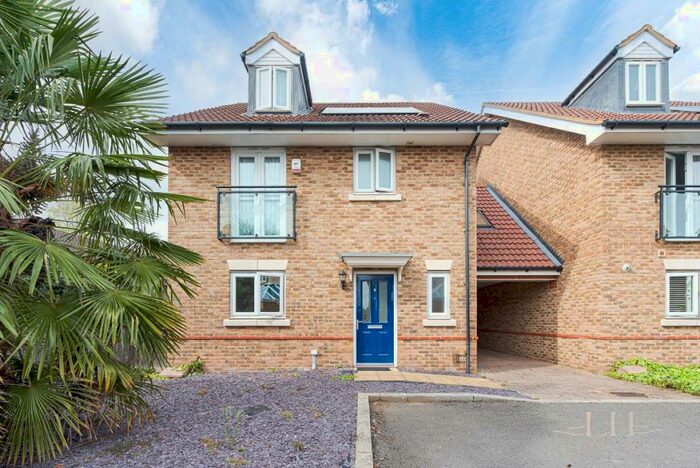 5 Bedroom Detached House To Rent In Savoy Grove, Hornchurch, RM11