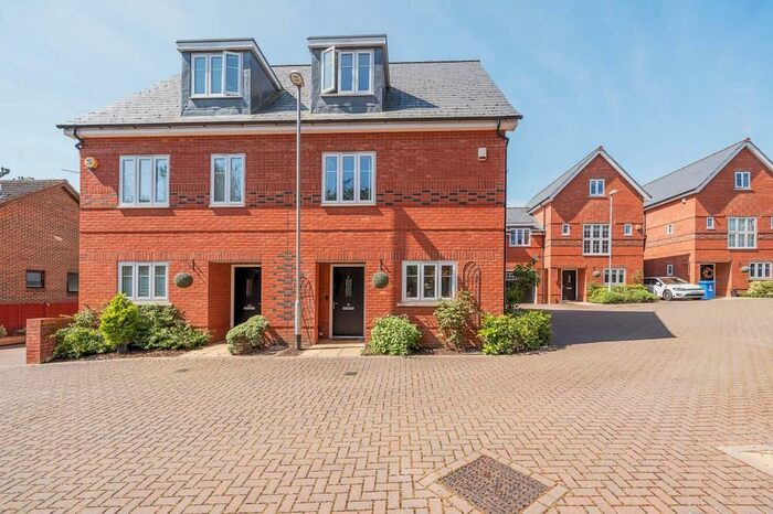 4 Bedroom Semi-Detached House To Rent In Maidenhead, Berkshire, SL6