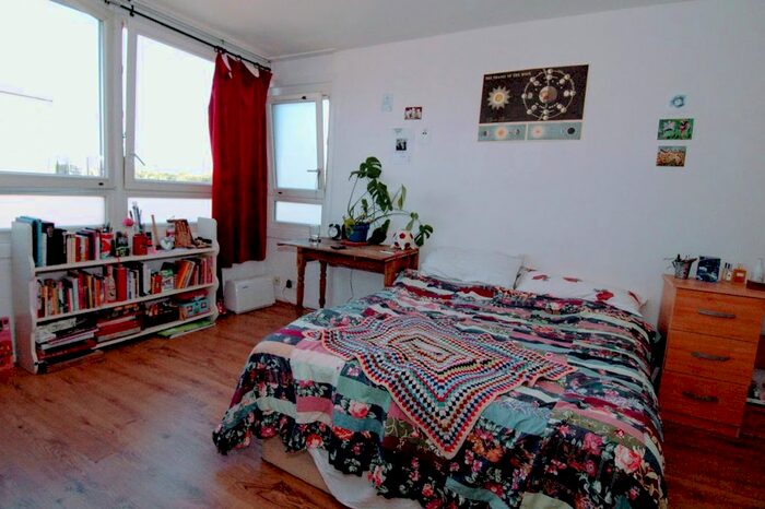 3 Bedroom Flat To Rent In Hanworth House, John Ruskin Street, Oval, London, SE5