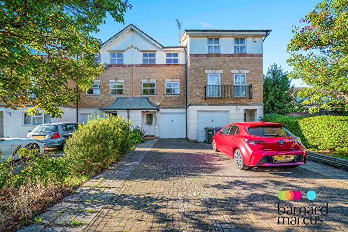 3 Bedroom Terraced House For Sale In Ribblesdale Avenue, London, N11