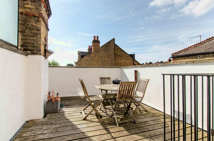 2 Bedroom Flat To Rent In Balham High Road, Tooting Bec, London, SW17