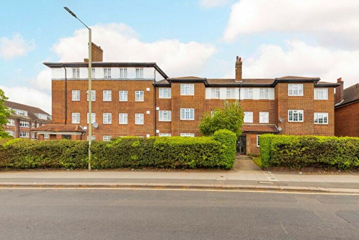 3 Bedroom Flat To Rent In Queens Road, London, NW4