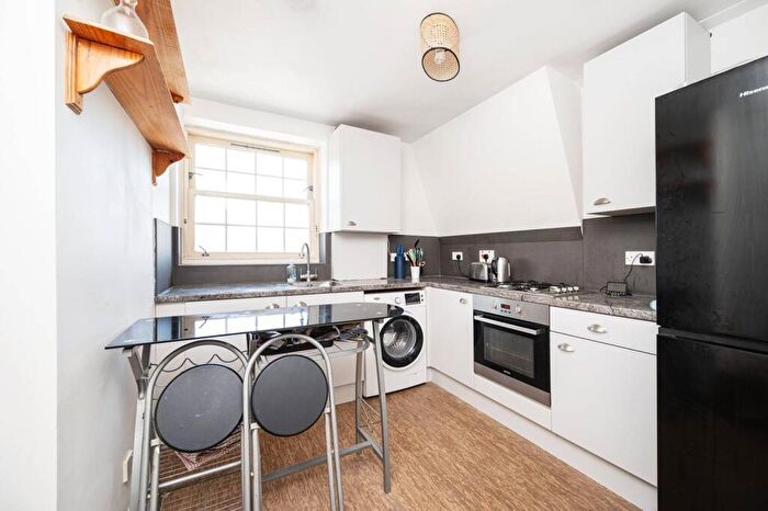 2 Bedroom Flat To Rent In Teale Street, Haggerston, London, E2
