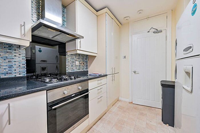3 Bedroom Flat For Sale In Macfarlane Road, Shepherd's Bush, London, W12