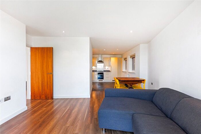 2 Bedroom Flat For Sale In Lansdowne Drive, Hackney, London, E8