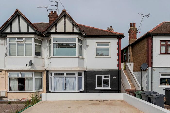 2 Bedroom Flat To Rent In Hall Gardens, Chingford, E4