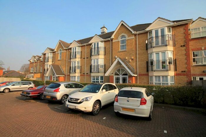 2 Bedroom Flat To Rent In Draper Close, Isleworth, TW7