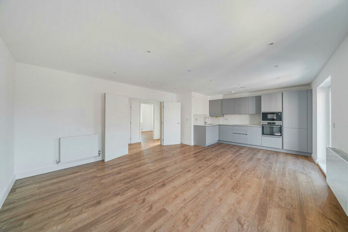 2 Bedroom Apartment To Rent In Albright Gardens, Walton On Thames, KT12