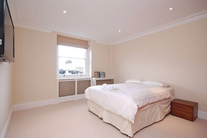 2 Bedroom Flat To Rent In Queens Gate, South Kensington, London, SW7