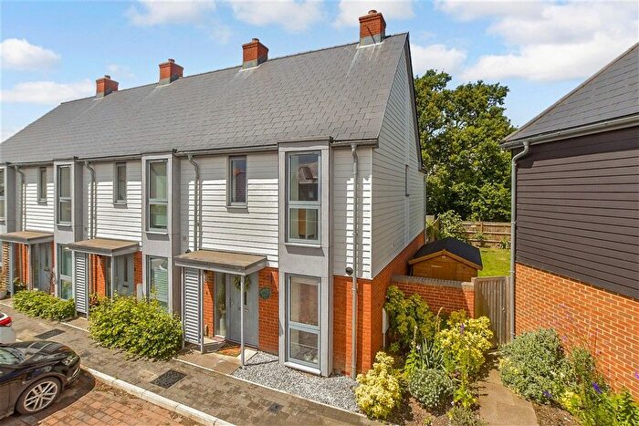 2 Bedroom End Terrace House For Sale In Ringlet Close, Kennington, Kent, TN24