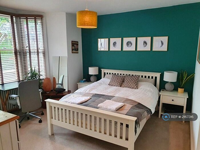 2 Bedroom Maisonette To Rent In Shacklewell Lane, London, E8