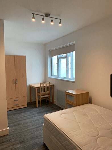 Studio To Rent In High Road, IG1