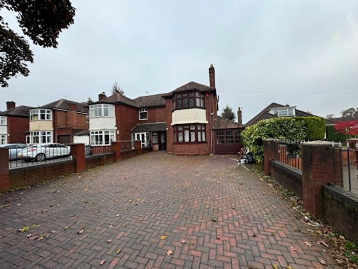 3 Bedroom Semi-Detached House To Rent In Bradford Road, Birmingham, West Midlands, B36