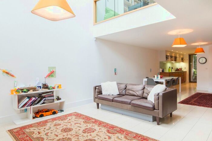 4 Bedroom Town House To Rent In Aberdeen Avenue, Cambridge, CB2