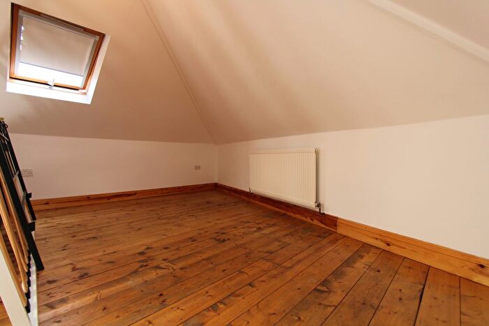 2 Bedroom Flat To Rent In Woodside Green, London, SE25