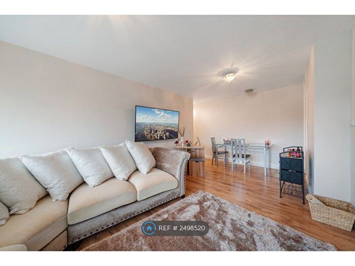 2 Bedroom Flat To Rent In Albany Court, London, N12