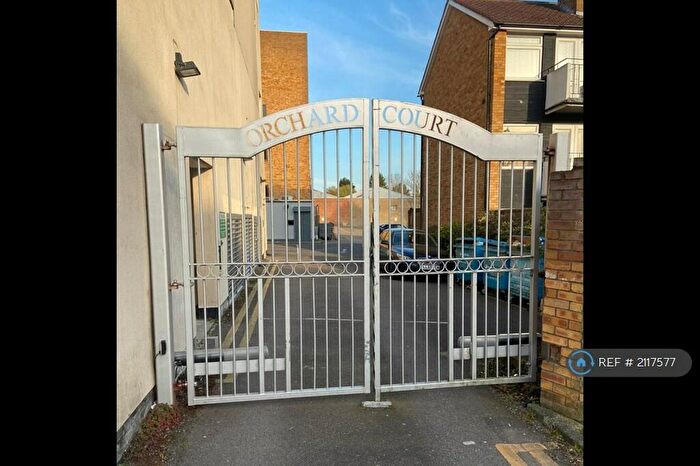 2 Bedroom Flat To Rent In Orchard Court, Potters Bar, EN6