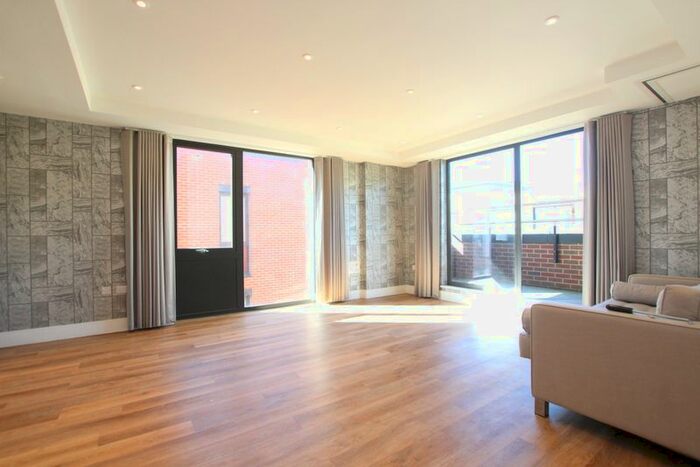 3 Bedroom Flat To Rent In Knaresborough Drive, London, SW18