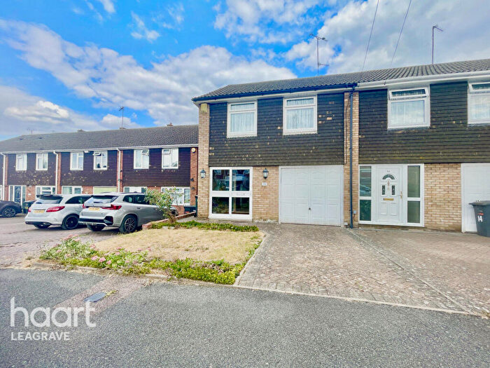 3 Bedroom Semi-Detached House For Sale In The Close, Luton, LU3