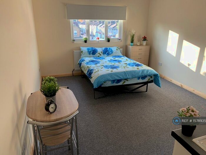 Studio To Rent In St. Pauls Road, London, N17