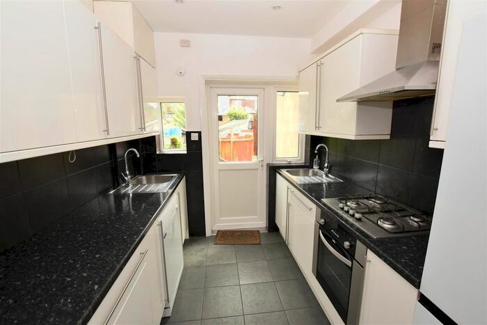 3 Bedroom Terraced House To Rent In Hillview Gardens, Hendon, NW4
