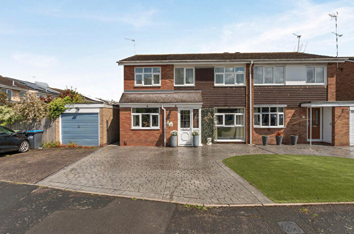 4 Bedroom Semi-Detached House For Sale In Weston Close, Dunchurch, CV22