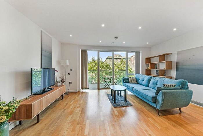 2 Bedroom Flat To Rent In Waterford Court, Turnberry Quay, Canary Wharf, London, E14