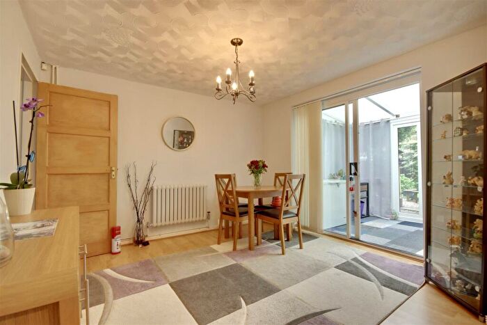 3 Bedroom End Of Terrace House For Sale In Milton Road, Cowplain, Waterlooville, PO8