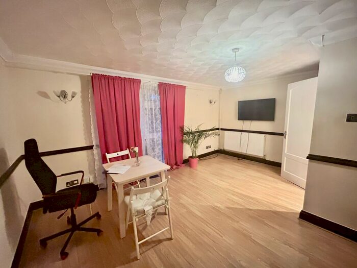 3 Bedroom House To Rent In Woolwich, SE18