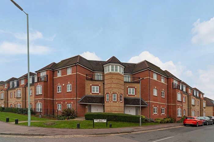 2 Bedroom Flat For Sale In Wellsfield, Bushey, WD23