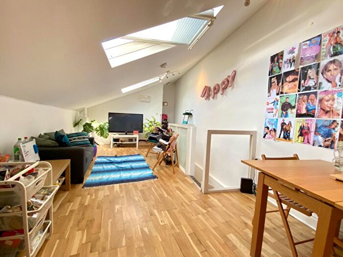 2 Bedroom Flat To Rent In Beresford Road, Haringey, N8
