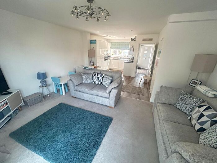 3 Bedroom Houseboat For Sale In Oaklands Avenue, Crofton, Wakefield, WF4