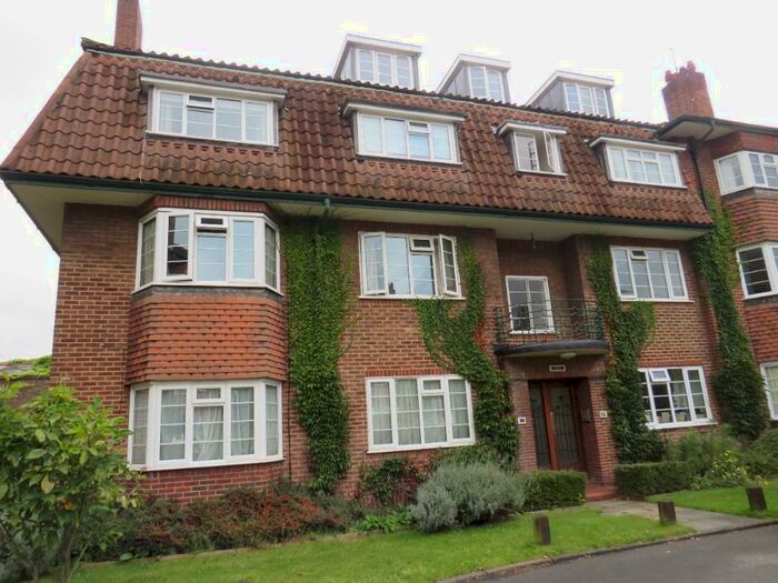 2 Bedroom Flat To Rent In West Street Lane, Carshalton, Surrey, SM5