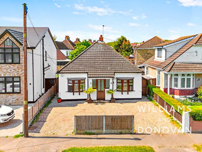3 Bedroom Chalet For Sale In Rayleigh Road, Thundersley, SS7