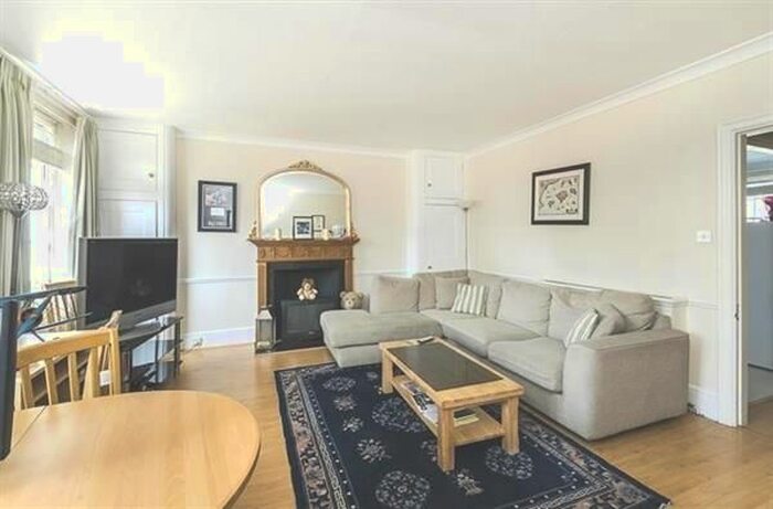 3 Bedroom Flat To Rent In Brompton Square, London, SW3