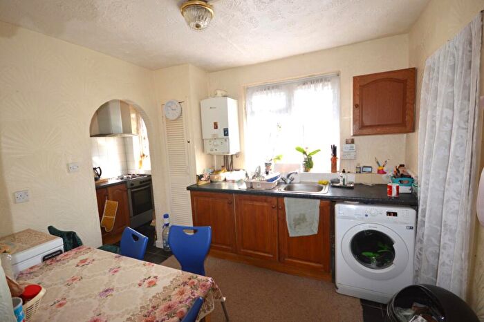 2 Bedroom Flat To Rent In Sussex Road, East Ham, London, E6